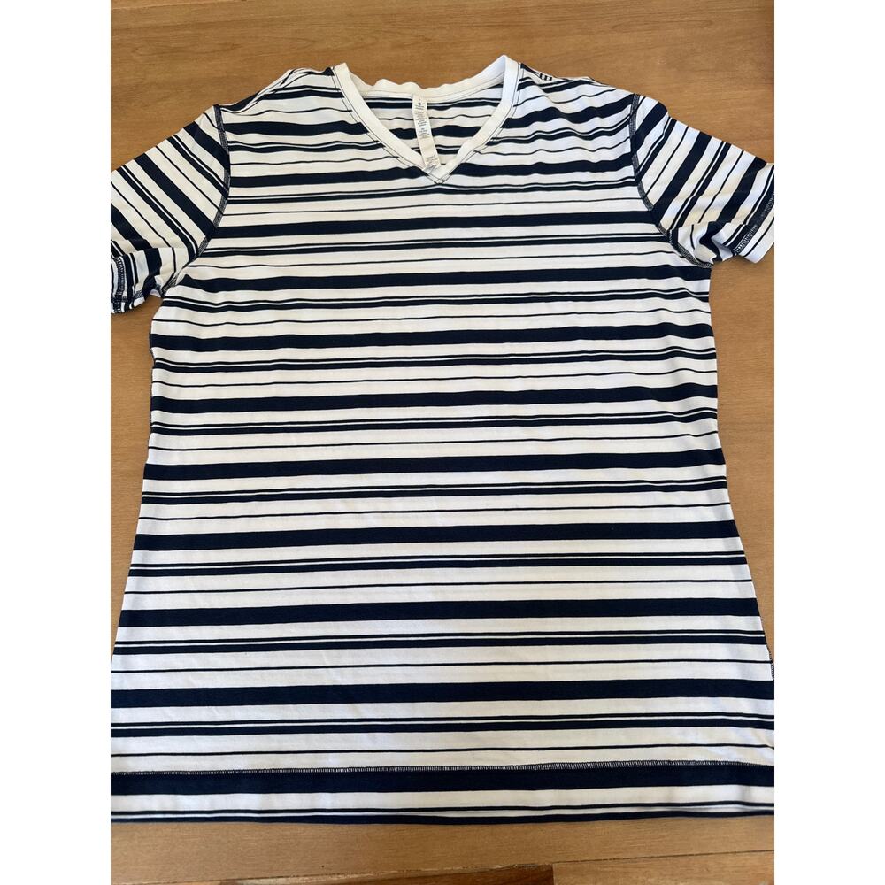 Lululemon Men’s V Neck T-Shirt navy and white stripe Large